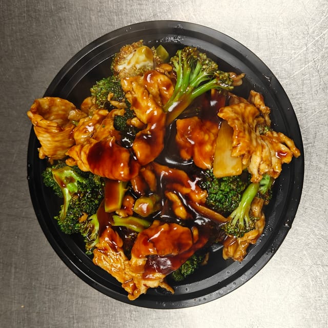Chicken With Broccoli In Brown Sauce.